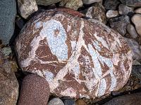 Rotbrauner Stein mit kräftigen hellen Einschlüssen